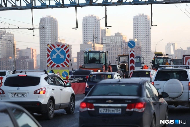 «Уберем знаки, уберем блоки»: на Димитровском мосту пообещали открыть движение по всем полосам