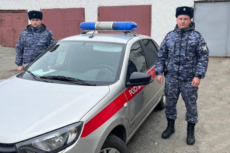 В Зауралье наряд Росгвардии помог женщине-водителю устранить неисправность в автомобиле