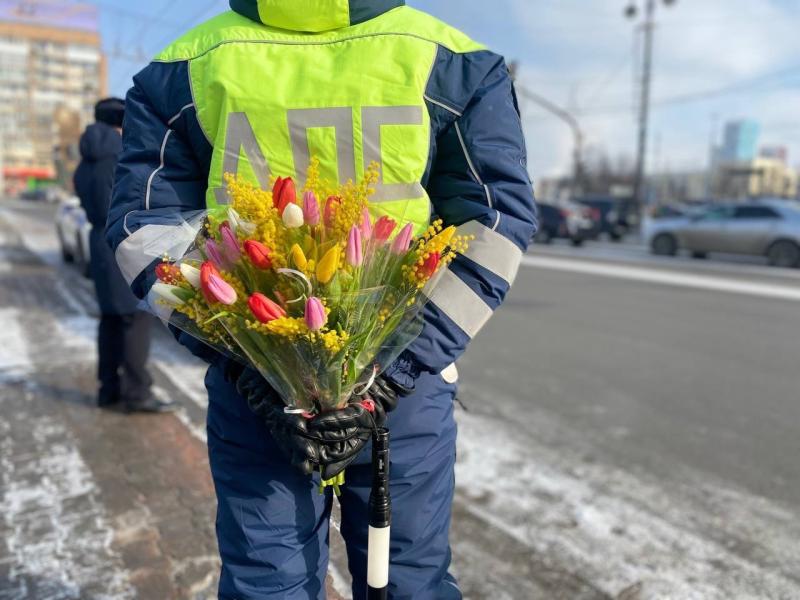 Госавтоинспекторы поздравили уральских автоледи с 8 Марта