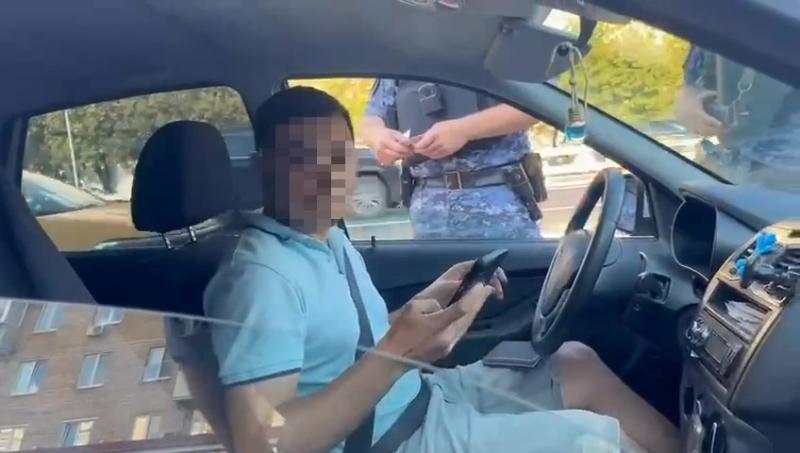 В Москве росгвардейцы задержали курьера, подозреваемого в краже техники