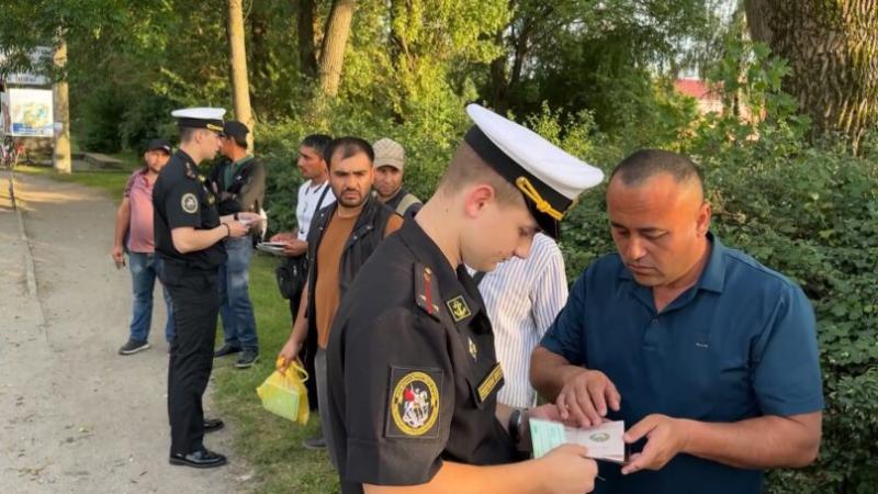 Водителей и пассажиров общественного транспорта проверили сотрудники военного следственного управления, управления по вопросам миграции и ГИБДД