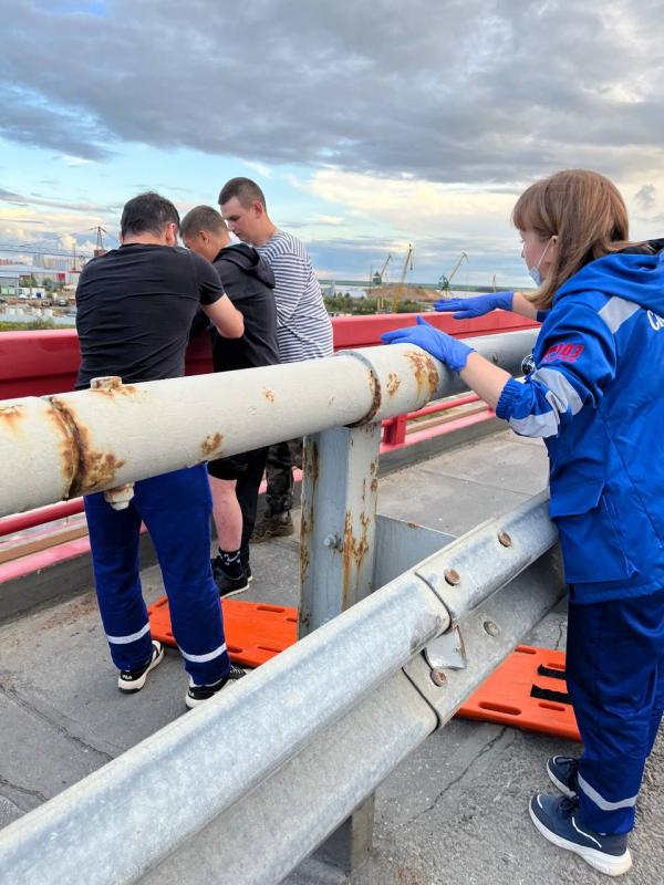 В Югре военнослужащий Росгвардии оказал помощь пострадавшему на мосту человеку