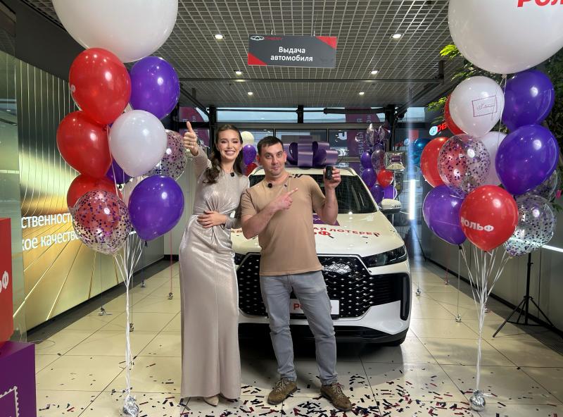 Анастасия Костенко вручила ключи от нового кроссовера победителю в акции «Автомобильной лотереи «РОЛЬФ» из Самары