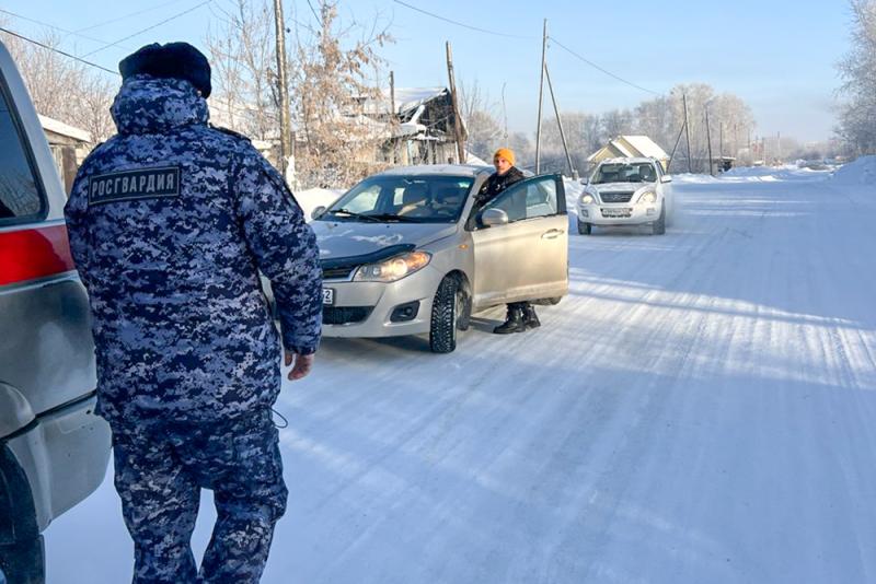 Росгвардейцы помогли на морозе автомобилисту, попавшему в сложную дорожную ситуацию