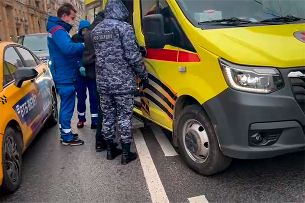 Столичные росгвардейцы оказали помощь сбитому пешеходу