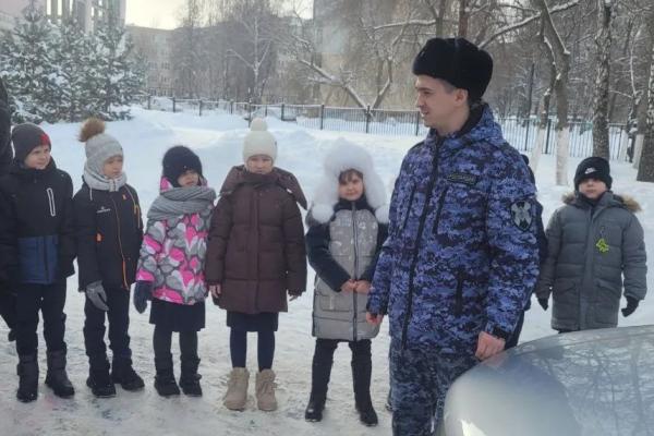 Кадеты Саранска примерили бронежилеты и посидели за рулем служебного автомобиля Росгвардии