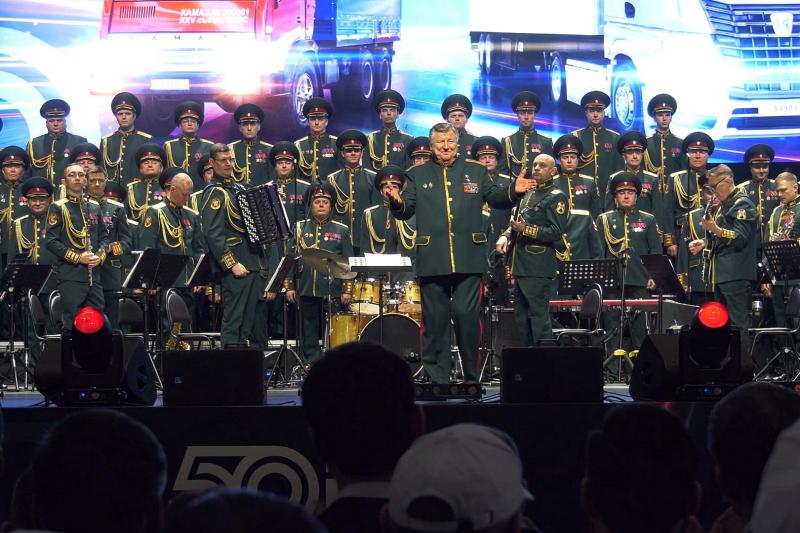 Академический ансамбль песни и пляски Росгвардии выступил на празднике к 50-летию первого автомобиля КАМАЗ в Татарстане