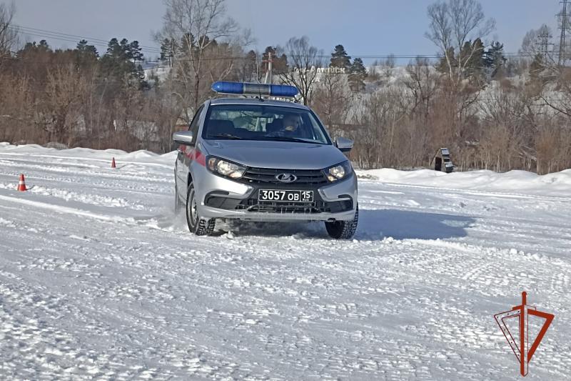 В Управлении Росгвардии по Республике Алтай прошли занятия по контраварийному вождению